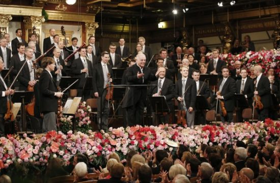 Wiener Neujahrskonzert: Dirigent Daniel Barenboim bedankt sich beim Publikum