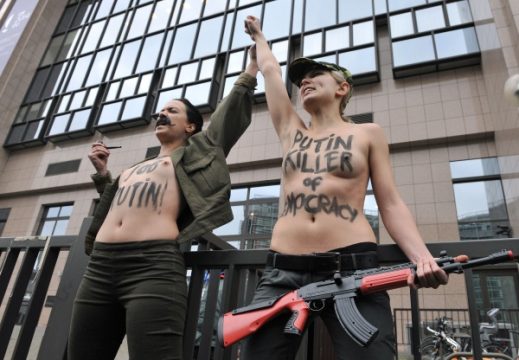 Zwei Femen-Aktivistinnen protestieren vor dem Gebäude des EU-Ministerrates in Brüssel gegen Wladimir Putin