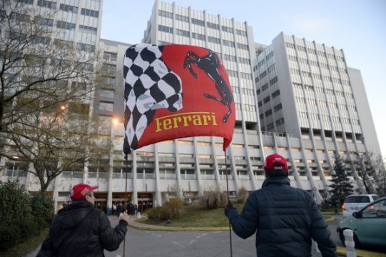 Schumacher- und Ferrari-Fans vor dem Krankenhaus in Grenoble