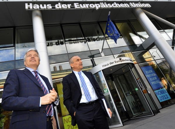 DIdier Reyndersq und Frank Recker am 13.5.2013 vor dem Haus der Europäischen Union in Wien