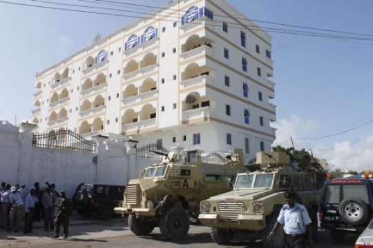 Sicherheitskräfte am 12.9.2012 vor dem Jazeera Palace Hotel in Mogadischu