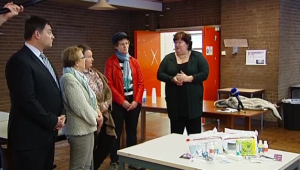 Maggie De Block (r.) will wieder Hygiene-Kits verteilen