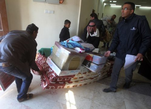 Iraker verlassen die Stadt Falludscha mit ihrem Hab und Gut