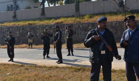 Polizisten vor dem Gerichtsgebäude in Islamabad