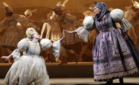 Sally Matthews (Jenufa) und Carole Wilson (Starenka)