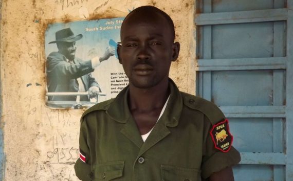 Südsudanesischer Soldat vor einem Plakat des Präsident des Salva Kiir
