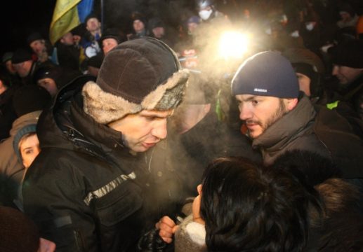 Vitali Klitschko spricht mit Protestlern