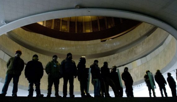 Ukrainische Regierungsgegner bewachen das besetzte Kongresszentrum