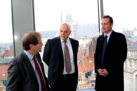 KUL-Rektor Rik Torfs, Vize-Rektor Danny Pieters, Unterrichtsminister Oliver Paasch (vlnr)