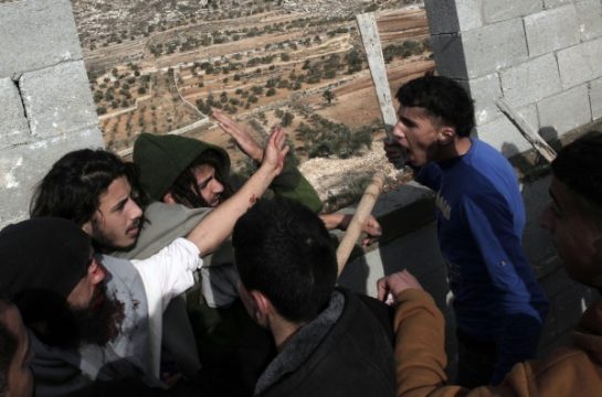 Palästinenser des Dorfes Kfar Kusra (r.) gehen auf Israelis los