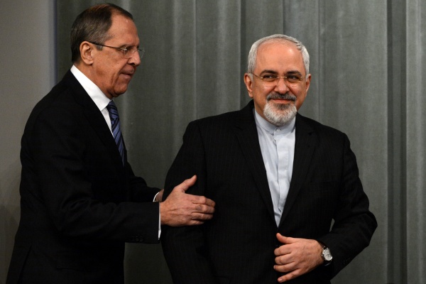 Russlands Außenminister Sergej Lawrow mit seinem iranischen Kollegen Mohammed Dschawad Sarif