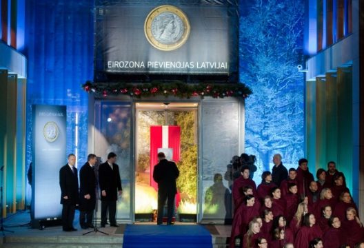 Lettlands Noch-Ministerpräsident Valdis Dombrovskis hebt den ersten Euro-Schein ab