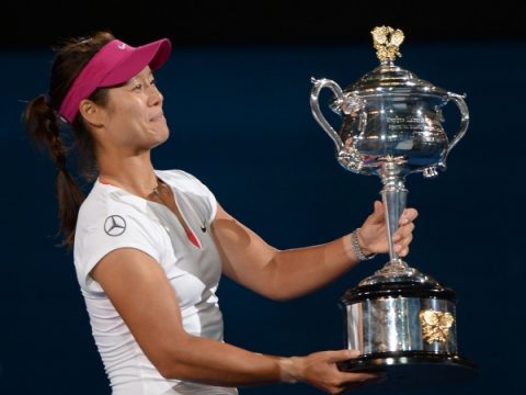 Li Na mit dem Daphne Akhurst Memorial Cup in der Hand