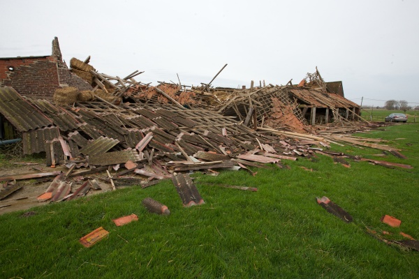 Windhosen in Westflandern: In Lichtervelde wurde ein großer Bauernhof fast vollständig zerstört