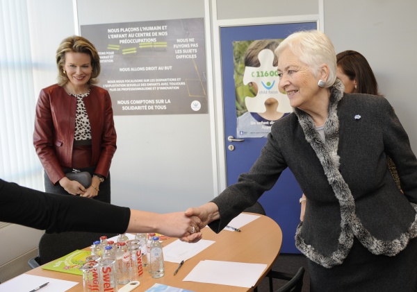 Königin Mathilde und Königin Paola in einem der Büros von Child Focus in Brüssel