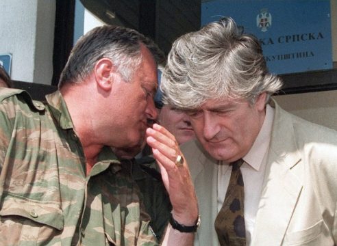 Der ehemalige bosnische Serbenführer Radovan Karadzic und Ex-General Ratko Mladic (l.) am 5.8.1993