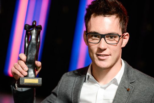 Thierry Neuville mit der Sportverdiensttrophäe der Französischen Gemeinschaft