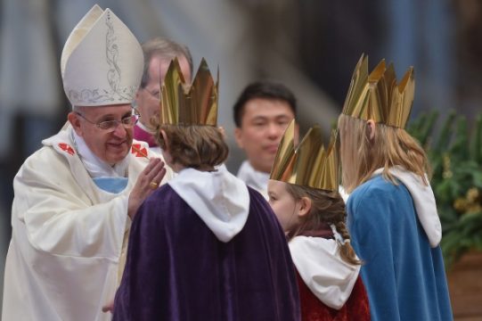 Papst Franziskus begrüßt Sternsinger während der Eucharistiefeier im Petersdom