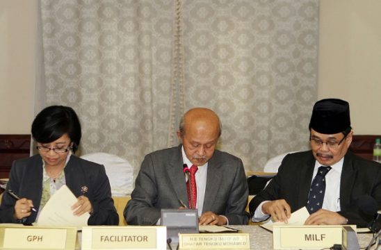 Unterzeichnung einer Übereinkunft zur "Normalisierung" auf den Philippinen