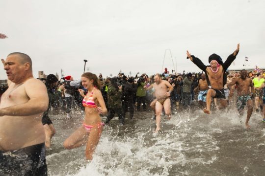 Neujahrsschwimmen des "Polar Bear"-Schwimmclubs im Atlantik vor New York