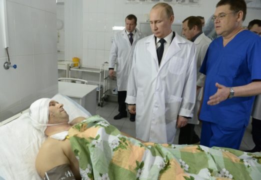 Kremlchef Wladimir Putin besucht in Wolgograd ein Krankenhaus mit Opfern der Terroranschläge