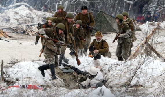Nachgestellte Szene vor der Befreiung in Porogki, in der Nähe von Sankt Petersburg: Soldaten der Roten Armee (oben) und deutsche Nazi-Soldaten (unten)