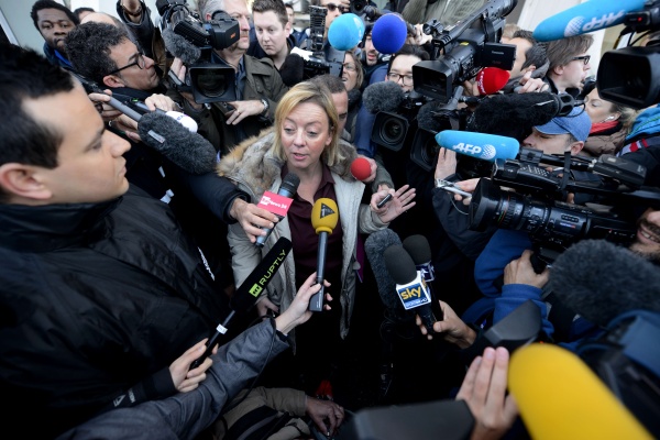 Michael Schumachers Managerin Sabine Kehm umgeben von Journalisten- und Kamerateams