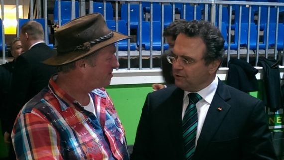 Erwin Schöpges aus Amel und der deutsche Landwirtschaftsminister Hans-Peter Friedrich (r.)