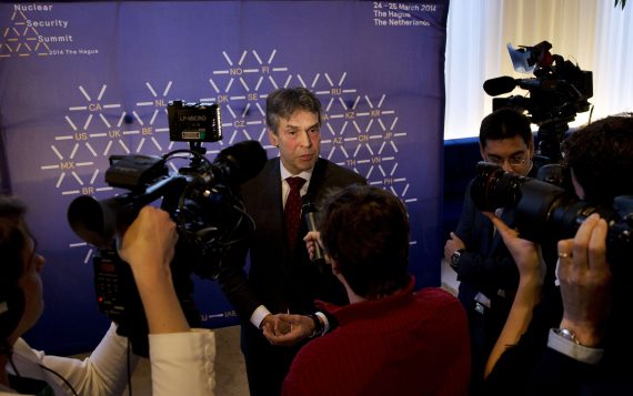 Niederlandes Sicherheitskoordinator Dick Schoof bei der Pressekonferenz zum Atomgipfel