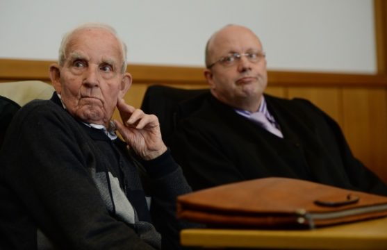 Der frühere SS-Mann Siert Bruins (l.) mit seinem Anwalt Klaus Peter Kniffke