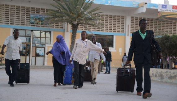 Ankunft am Flughafen von Mogadischu - Somalier haben den Südsudan verlassen