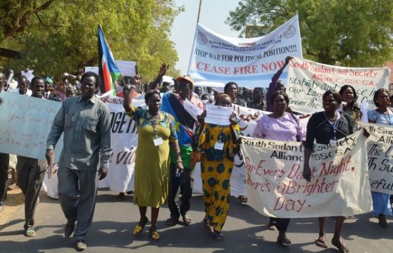 Arbeiter der südsudanesischen Civil Society Alliance gehen in auf die Straße
