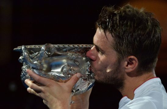Der Schweizer Stanislas Wawrinka mit seiner Trophäe