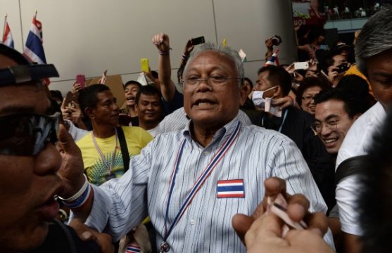 Thailands Protestanführer Suthep Thaugsuban (M.) am 22.12.2013