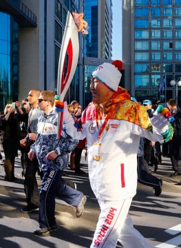 UN-Generalsekretär Ban Ki Moon trug in Sotschi die Olympische Fackel