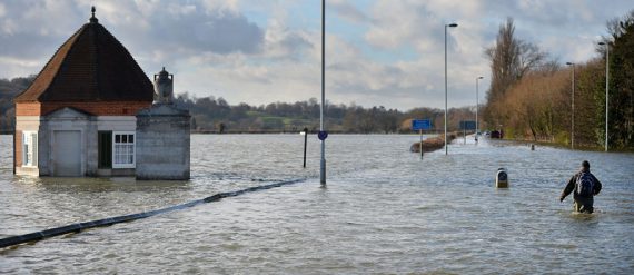 Massive Überflutungen in Großbritannien (Bild: Runnymede im Südwesten Londons)