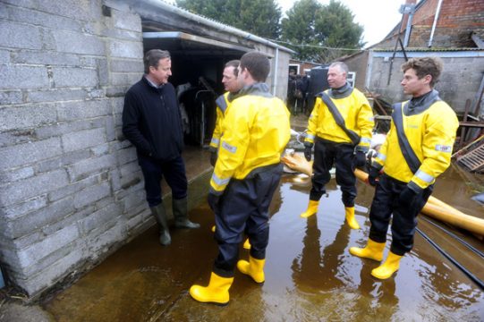 David Cameron mit Hilfskräften in Somerset (7. Februar)