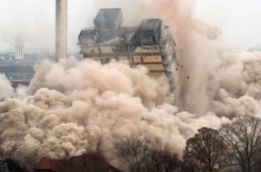 Sprengung des Frankfurter Uni-Hochhauses - Bild: Boris Roessler/AFP