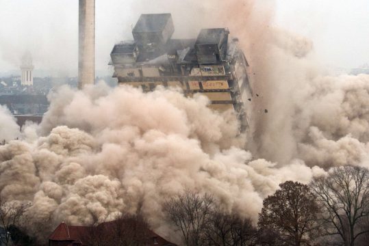 Sprengung des Frankfurter Uni-Hochhauses - Bild: Boris Roessler/AFP