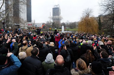 Rund 30.000 Schaulustige bei Sprengung des Frankfurter Uni-Hochhauses - Bild: Daniel Reinhardt/AFP