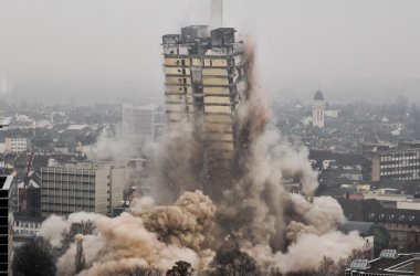 Sprengung des Frankfurter Uni-Hochhauses - Bild: Frank Rumpenhorst/AFP
