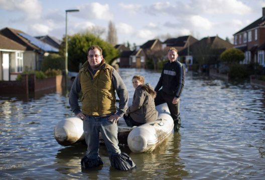 Seit Wochen stehen Teile Englands unter Wasser (Bild: Egham, Südwestengland, 11. Februar)