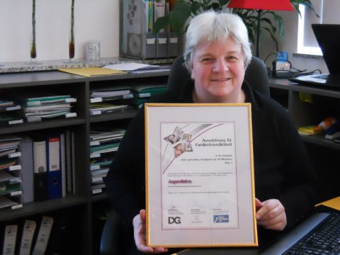 Familienfreundlich: Irene Engel mit dem Preis für das Jugendbüro