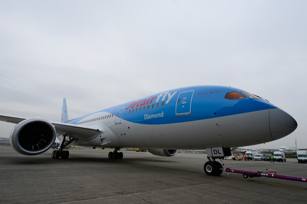 Dreamliner der Fluggesellschaft Jetair auf dem Brüsseler Flughafen Zaventem