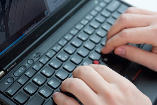 Zu häufig enthalten Kommentare im Internet rassistische Aussagen