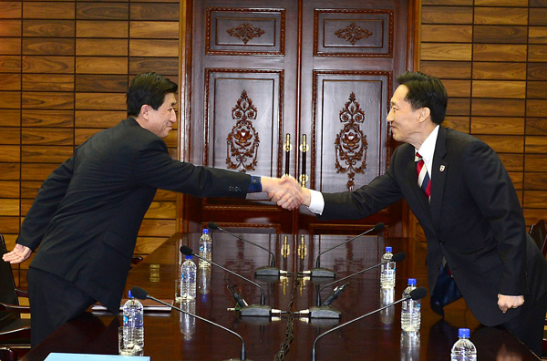 Die Verhandlungsführer beschließen ein neues Familientreffen:für Südkorea Lee Duk-Haeng (r.) und für Nordkorea Park Yong-Il (l.)