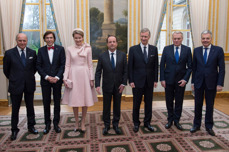 Königspaar in Paris (v.l. Frankreichs Außenminister Laurent Fabius, Premier Elio Di Rupo, Königin Mathilde, Frankreichs Präsident François Hollande, König Philippe, Frankreichs Premier Jean-Marc Ayrault, Außenminister Didier Reynders