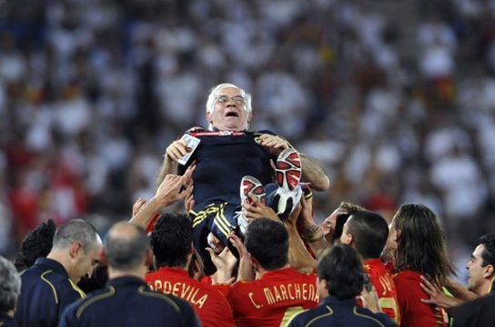 Europameister 2008: Die spanische Nationalelf feiert Trainer Luis Aragones
