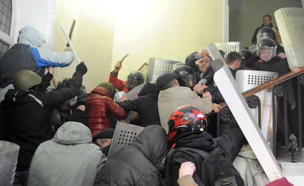 Protestler und Polizisten in Liviv (Ukraine)