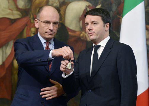 Renzi darf mit einer silbernen Glocke seine Amtszeit einläuten